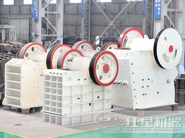 車間擺放的不同類型、型號(hào)的顎破